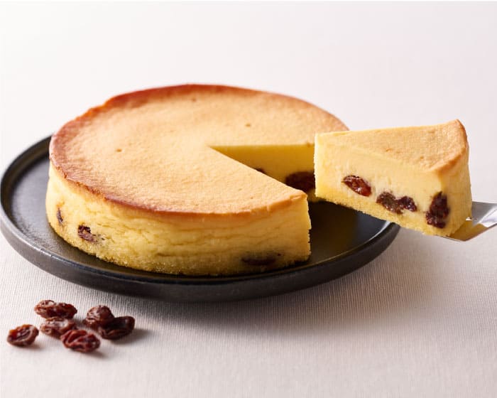 レーズン入りの濃厚本格チーズケーキ