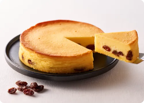 レーズンが入ったチーズケーキの写真