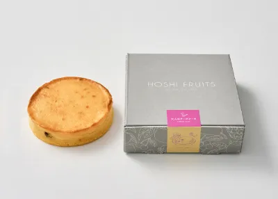 グレーの箱とチーズケーキの写真