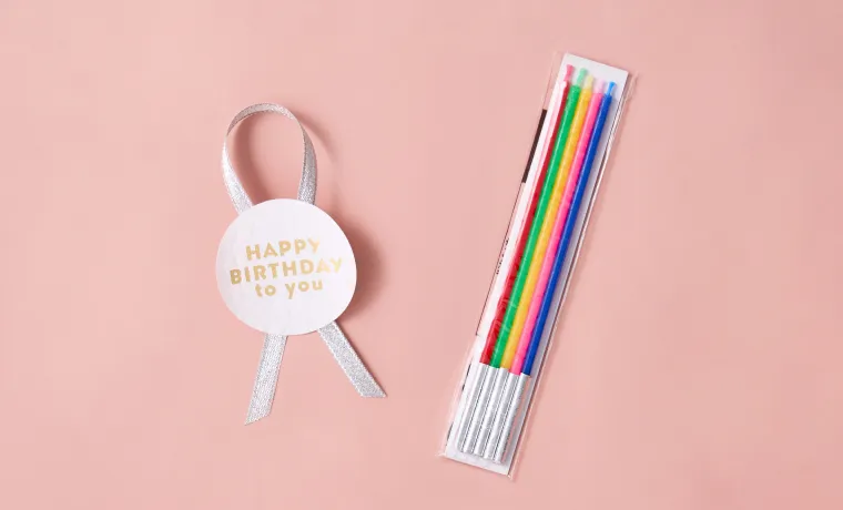 誕生日のリボンとろうそくの写真