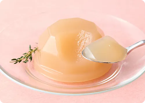 山梨の白桃ゼリーをスプーンですくっている写真