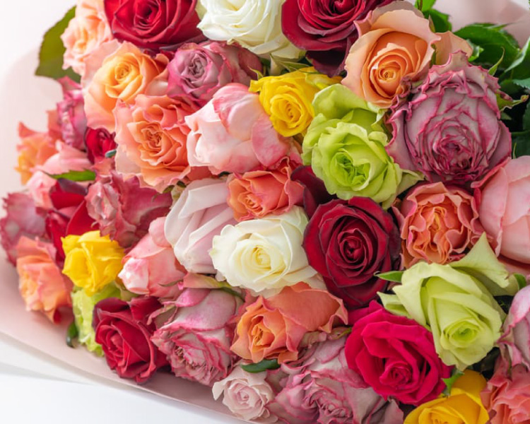 レッド・ピンク・イエロー・ミックス・ホワイトのバラを花束にラッピングしてお届け