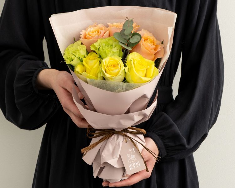 オレンジ・黄色・緑のバラを花束にラッピングしてお届け
