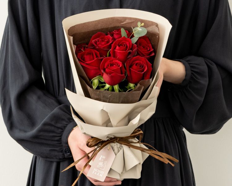 赤いバラを花束にラッピングしてお届け