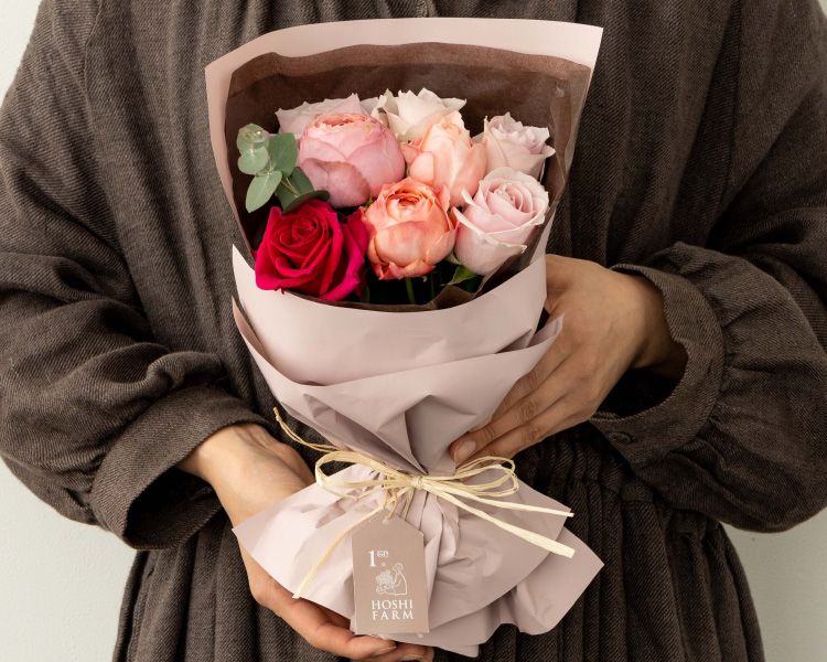 ピンク系のバラを花束にラッピングしてお届け