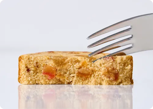 パウンドケーキ一切れの断面をフォークで切る写真