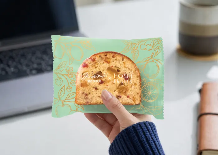 個包装されたパウンドケーキを持っている写真