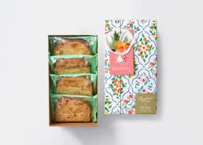 個包装されたパウンドケーキが専用化粧箱に入っている写真