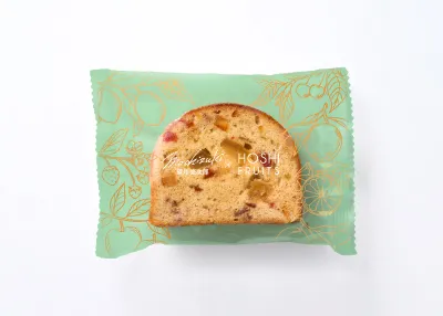 個包装されたパウンドケーキが専用化粧箱に入っている写真