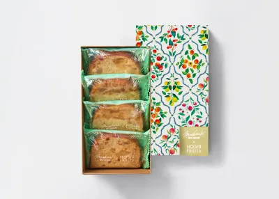 個包装されたパウンドケーキが専用化粧箱に入っている写真