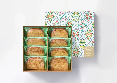 個包装されたパウンドケーキが専用化粧箱に入っている写真