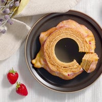 お皿に盛り付けられたハードバウムといちごの写真