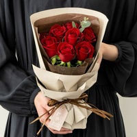 赤いバラ８本の花束