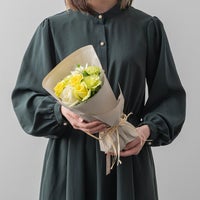 ホワイト・イエロー・グリーンの３色のバラ８本の花束_ホシファーム フリルブーケ８本＆ホシフルーツ煌めき果実のカップケーキ