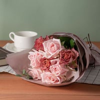 ピンク・赤紫の２色のバラ８本の花束