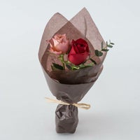 ニュアンスレッドカラーのバラ２本のミニブーケ