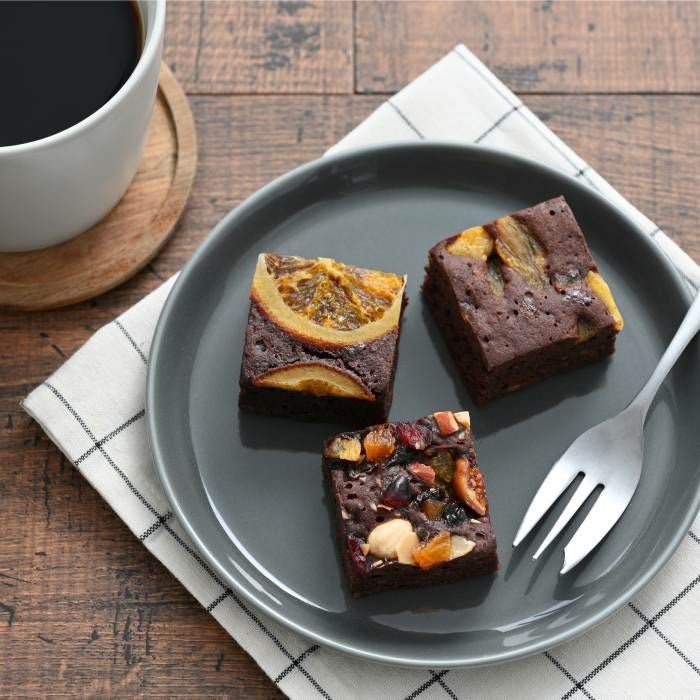 ネーブル・パイン・ミックスのナッツやフルーツがのったブラウニー