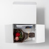 ミニブーケとお菓子が入った箱