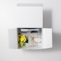 ミニブーケとお菓子が入った箱